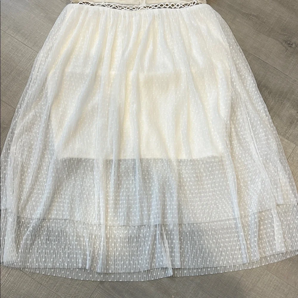 Chic White Midi Dress with Lace Details - Picture 6 of 9